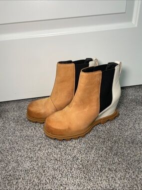 Sorel Two-Tone Chelsea Boot in Tan, Cream & Black